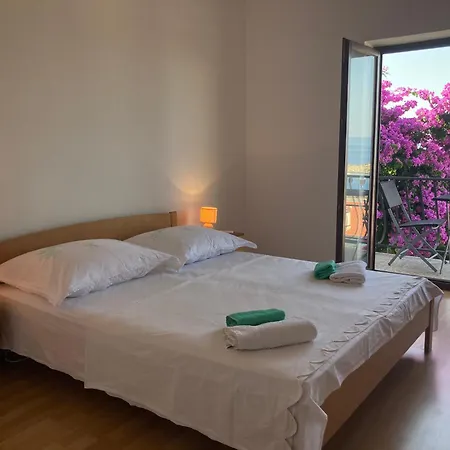 Seaview With 2 Bedrooms A Private Balcony And Parking Garage Makarska